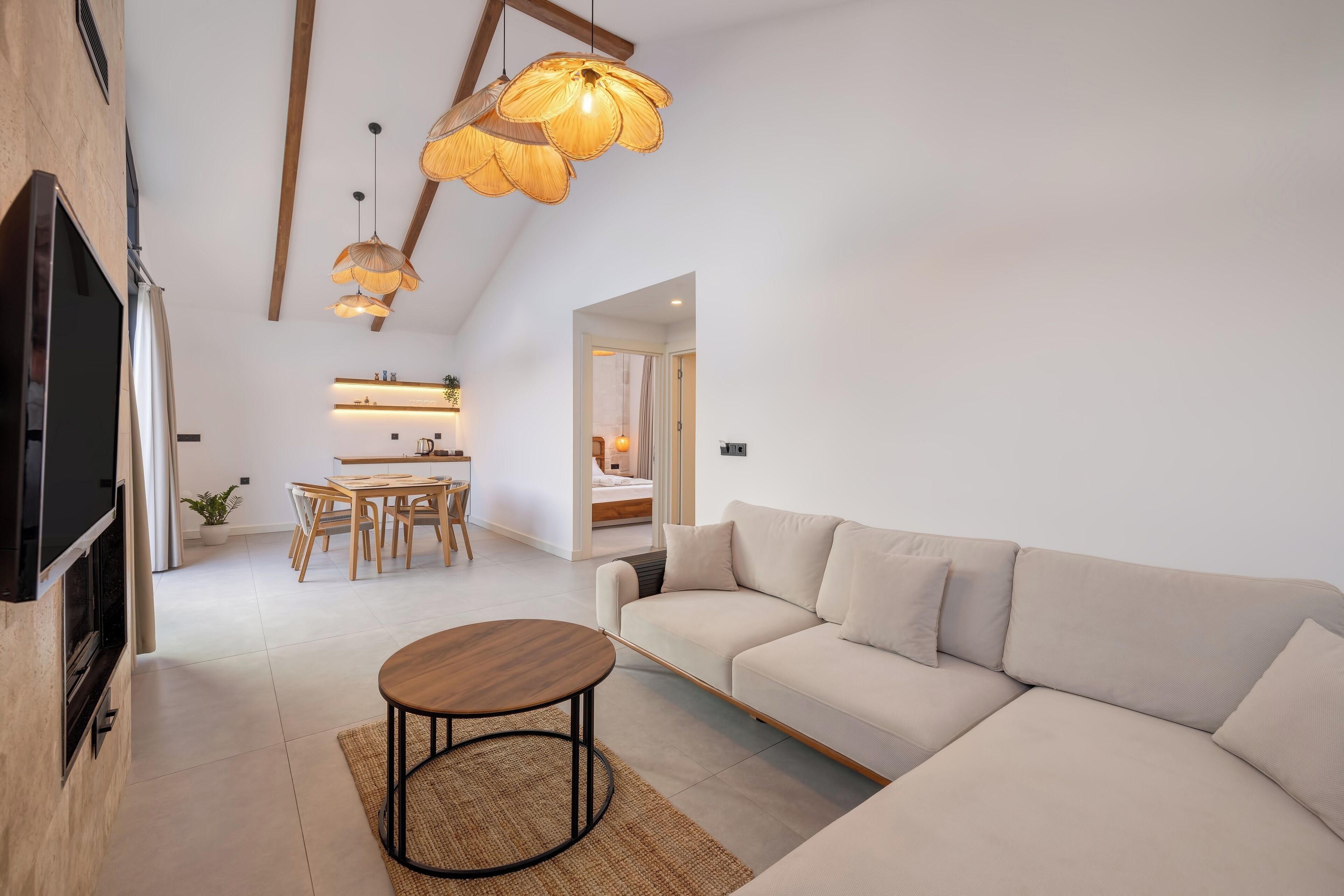 Suite, alberca privada, vista a la alberca | Área de sala de estar | Smart TV de 42 pulgadas con canales vía satélite 