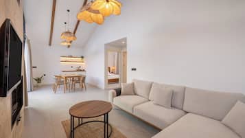 Suite, alberca privada, vista a la alberca | Área de sala de estar | Smart TV de 42 pulgadas con canales vía satélite