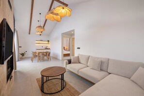 Suite, privat basseng, bassengutsikt | Oppholdsområde | En 42-tommers smart-TV med Parabol-TV