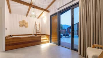 Junior-Suite, Whirlpool, Poolblick | 1 Schlafzimmer, Allergikerbettwaren, Daunenbettdecken, Minibar