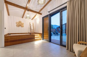 小型套房, 按摩浴缸, 泳池景观 | 防过敏的被褥、羽绒被、迷你吧、办公桌