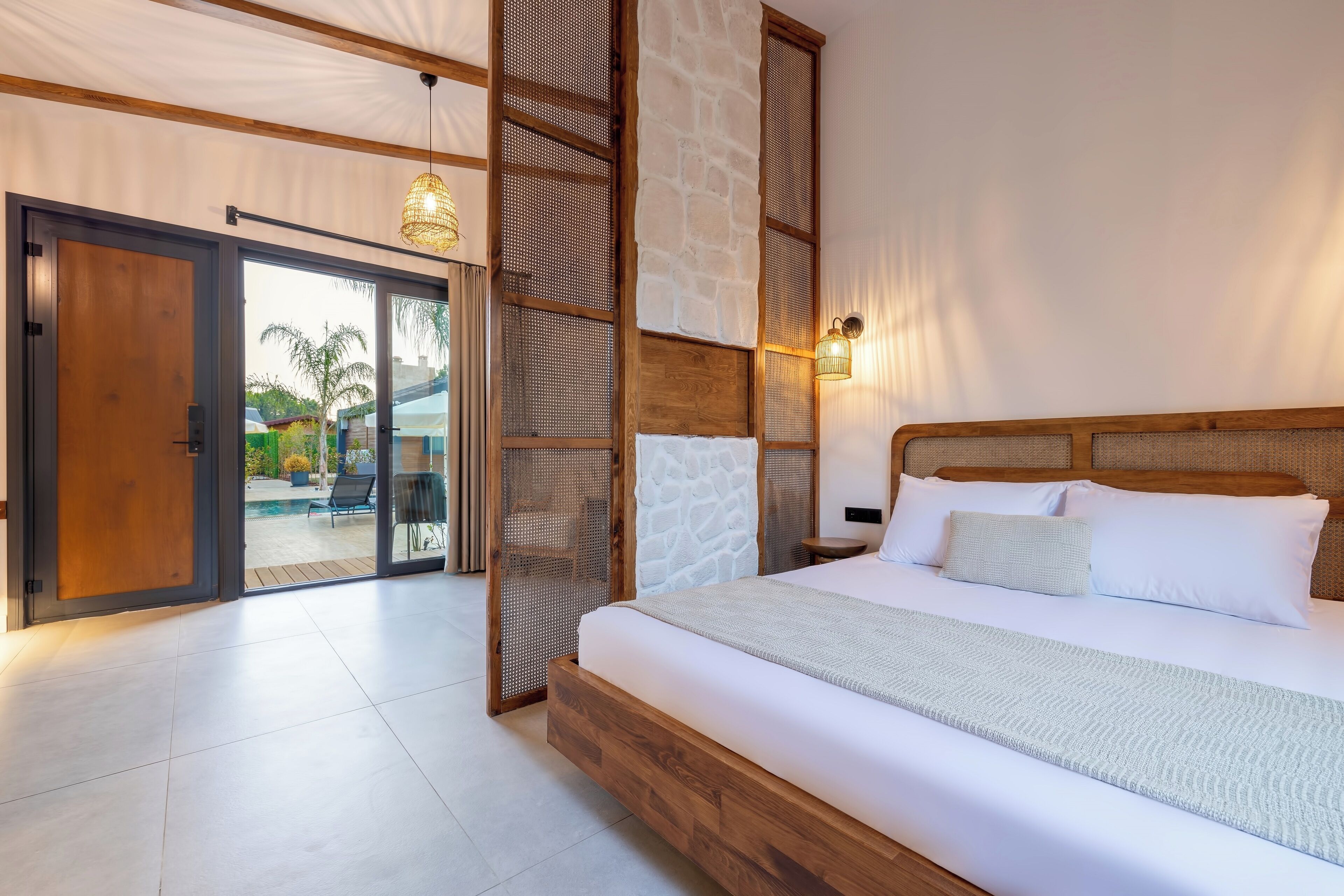 Suite junior, hidromasaje, vista a la alberca | Ropa de cama hipoalergénica, edredón, minibar y escritorio 