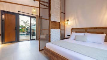 Suite junior, hidromasaje, vista a la alberca | Ropa de cama hipoalergénica, edredón, minibar y escritorio