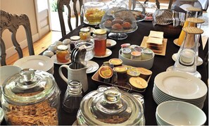 Un buffet de petit-déjeuner proposant une variété d’aliments et d’accompagnements.