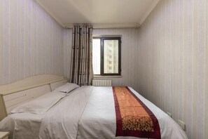 A bedroom with a single bed, a window with curtains, and striped wallpaper. - Zhengzhou Ruxinjia Apartment (Zhenghong Digital Apartment) (Zhengzhou)