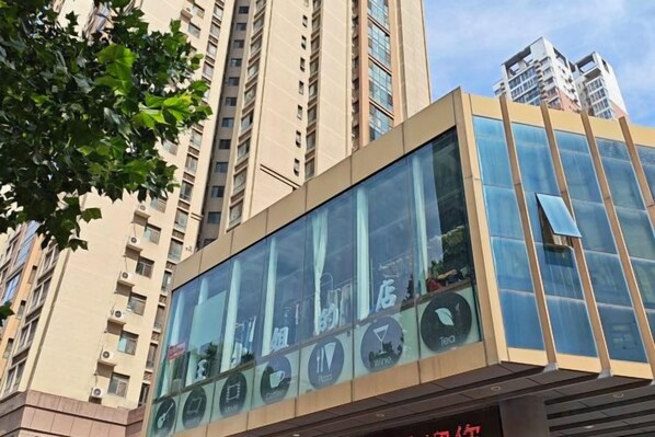 Un bâtiment moderne doté de grandes fenêtres en verre et d’un toit plat.