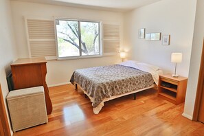 4 bedrooms, desk, iron/ironing board, free WiFi - Incredible desert setting in the heart of town! (Tucson)