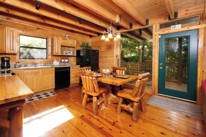 Fridge, microwave, oven, stovetop - 3 BR/3 bath (sleeps 8) located between GBurg & PF! Hot tub, pool table, privacy! (Sevierville)