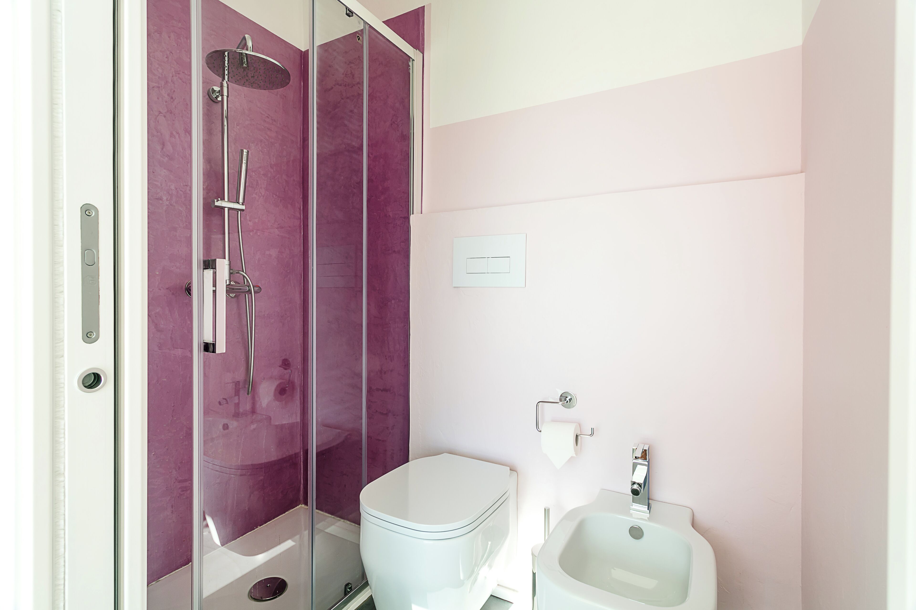 Ducha, secador de pelo, bidet, toallas