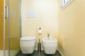 Doppia Comfort, vista giardino | Bagno | Doccia, asciugacapelli, asciugamani, sapone