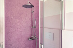 컴포트 더블룸, 정원 전망 | 욕실 | 샤워 시설, 헤어드라이어, 타월, 비누