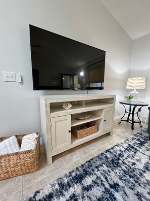 Interior - Charming 3BR Oasis with Lanai (The Villages)