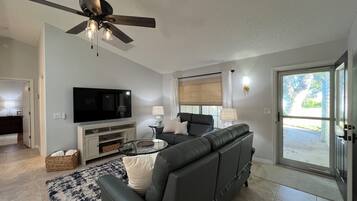 Smart TV, chimenea, reproductor de DVD y oficina