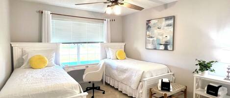 3 chambres, bureau, fer et planche à repasser, lit parapluie