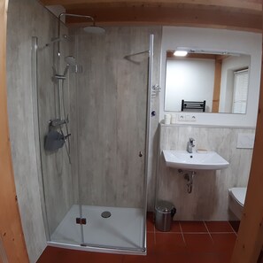 Serviettes fournies, papier toilette