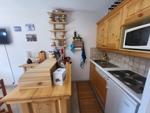 Fridge, microwave, dishwasher, coffee/tea maker - Charming 2-room apartment with balcony in Montgenèvre (Montgenèvre)