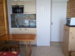 Kylskåp och mikrovågsugn