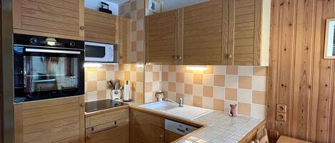 Een koelkast, een vaatwasser