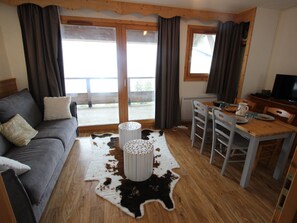 TV - Charming studio in Chamrousse, near slopes with stunning views (Chamrousse)
