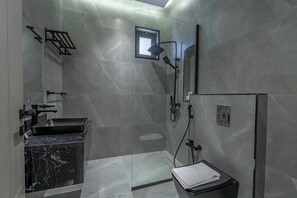 Appartement Luxe, non-fumeurs, coin cuisine | Salle de bain | Douche, sèche-cheveux, chaussons, serviettes fournies