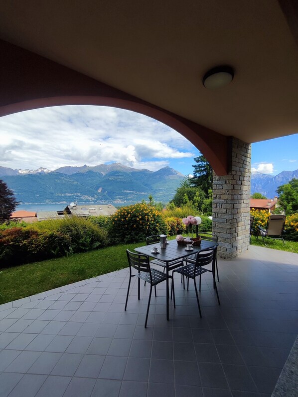 Outdoor dining - Relax House On Lake Como, lake view, terrace, garden, wi fi (Colico Piano)