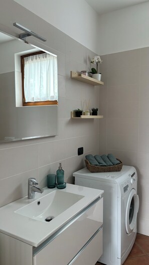 Secador de cabelo, bidê, toalhas de banho, sabonete