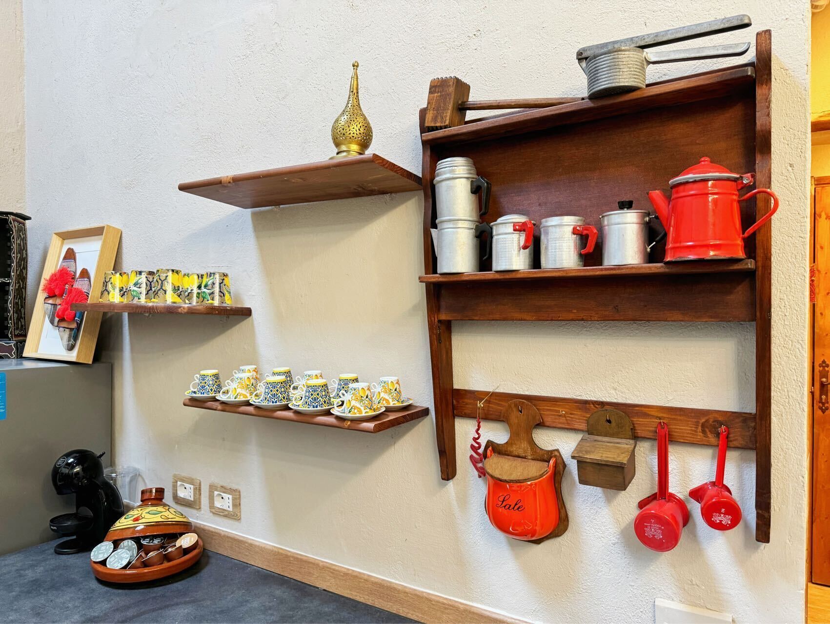 Frigorífic gran, microones i utensilis de cuina, vaixella i coberteria 