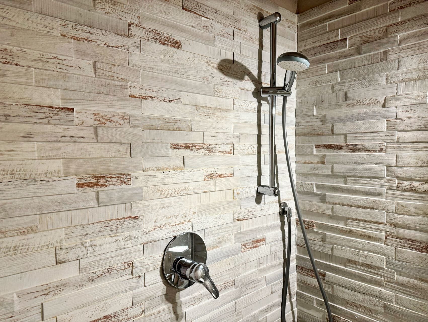 Chambre romantique double | Salle de bain | Douche, articles de toilette (gratuits), séchoir à cheveux