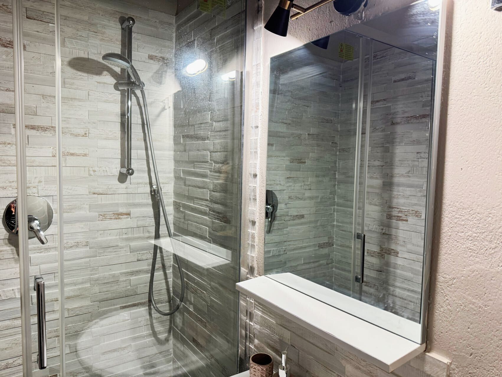 Habitació doble romàntica | Bany | Dutxa, articles de tocador gratuïts, assecador de cabells i tovalloles 