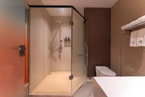 A modern bathroom with a glass-enclosed shower, a white toilet, and a towel rack with towels. - Heyiyuezhi S Hotel (Dongguan Fenggang Town People's Hospital Yongsheng Street) (Dongguan)