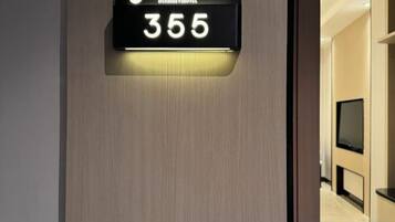 Et skilt med hotelværelsesnummer 355.