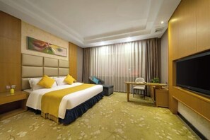 A hotel room with a bed, desk, chair, TV, and curtains. - Heyiyuezhi S Hotel (Dongguan Fenggang Town People's Hospital Yongsheng Street) (Dongguan)