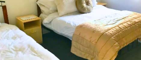 2 chambres, fer et planche à repasser, lit de bébé portatif