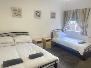 2 soverom, strykejern/-brett, reiseseng for barn og wi-fi (inkludert)