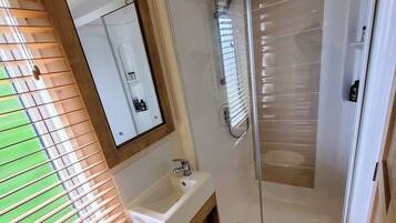 Cabin | Bathroom
