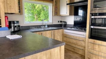 Cabin | Private kitchen | Fridge, microwave, oven, stovetop