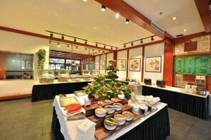 Montaje de bufé con una variedad de alimentos y un árbol de Navidad.