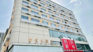 Un hôtel moderne, doté de nombreux étages et de balcons.