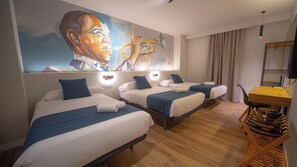 三人房, 无烟房, 城市景观 | 客房内保险箱、办公桌、笔记本电脑工作区、遮光窗帘