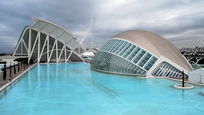 Un bâtiment d’architecture moderne avec une grande piscine à l’avant.