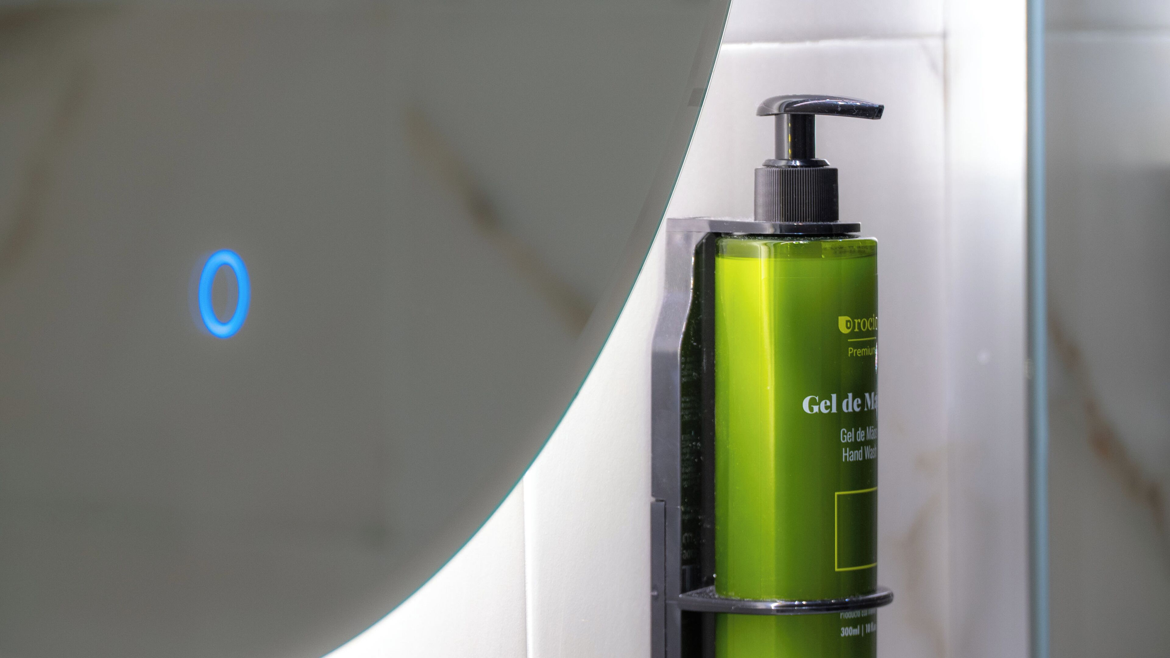 Un bagno con una boccetta verde di sapone per le mani e una luce blu.