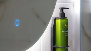 Un bagno con una boccetta verde di sapone per le mani e una luce blu.