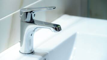 Bruser, gratis toiletartikler, hårtørrer, håndklæder