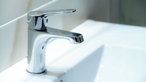 淋浴设施、免费洗浴用品、吹风机、毛巾