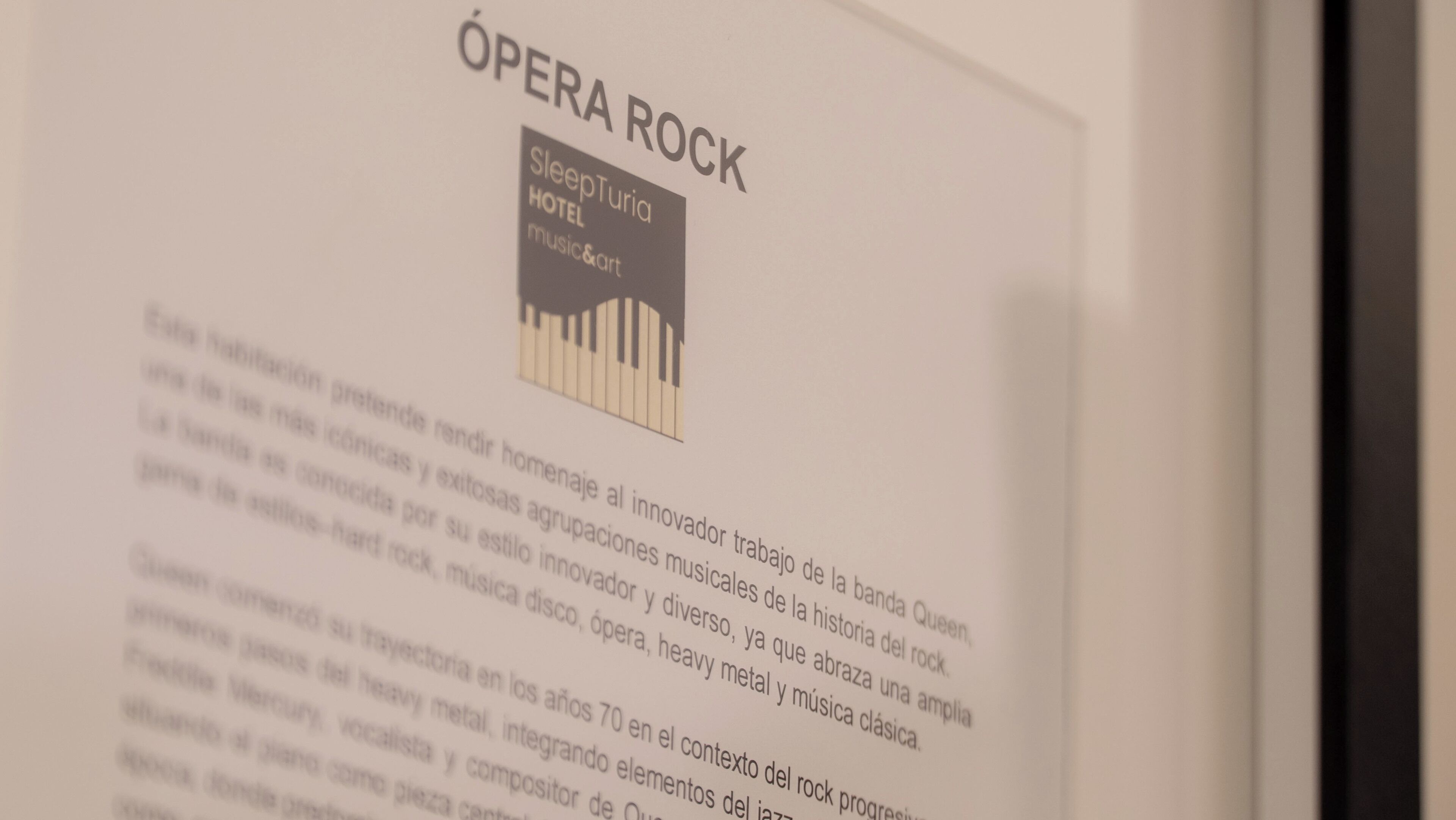 A page with text and a logo for SleepTuria Hotel music&art.