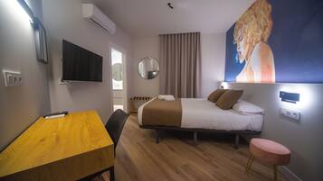 Design tweepersoonskamer, 1 queensize bed, niet-roken, uitzicht op de stad | Een kluis op de kamer, een bureau, een laptopwerkplek