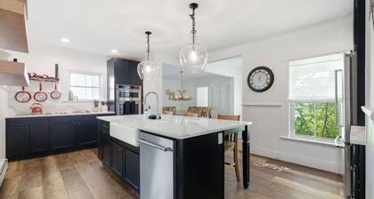 Charming 5-BR Farmhouse Minutes to Okemo