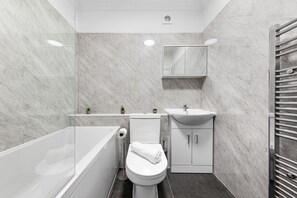 Shower, hair dryer, towels, soap - Lovely Central London Apartment (London)