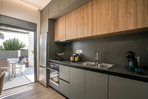 Frigorifero, microonde, forno, piano cottura