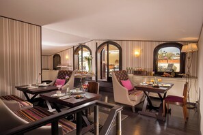 Luxury-Apartment | Wohnbereich | 40-Zoll-LED-Fernseher mit Digitalempfang